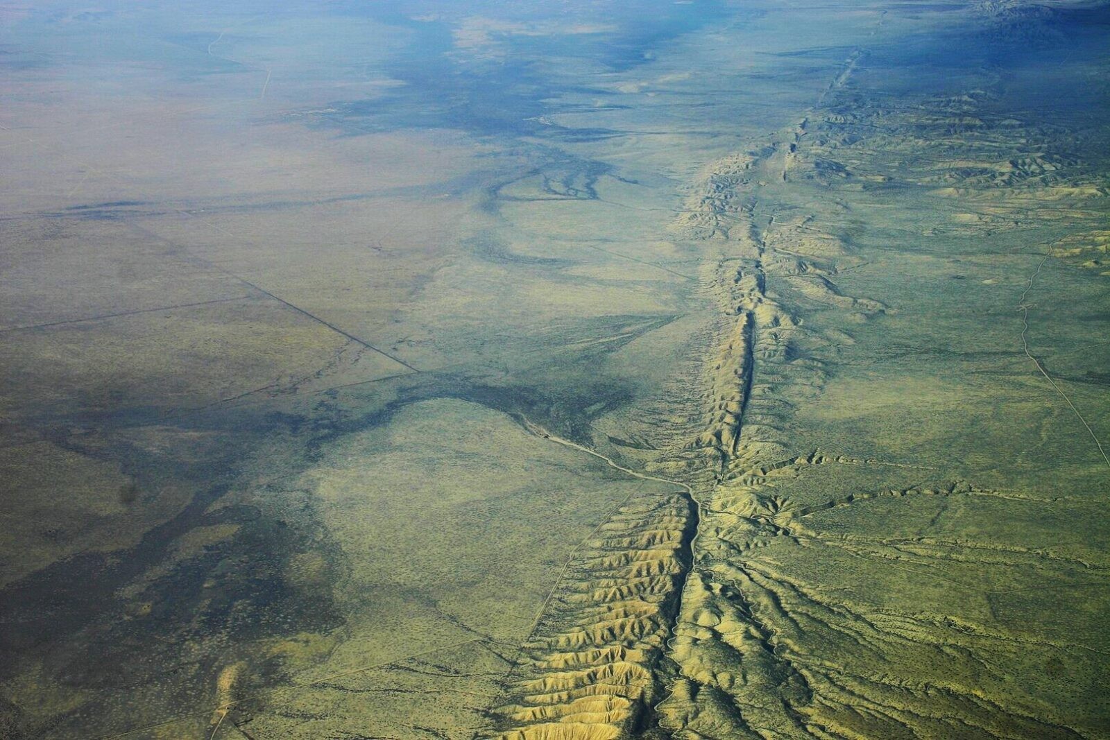 Uskok San Andreas w okolicach Carrizo Plain / źródło: Ikluft, Wikimedia Commons, CC BY-SA 4.0
